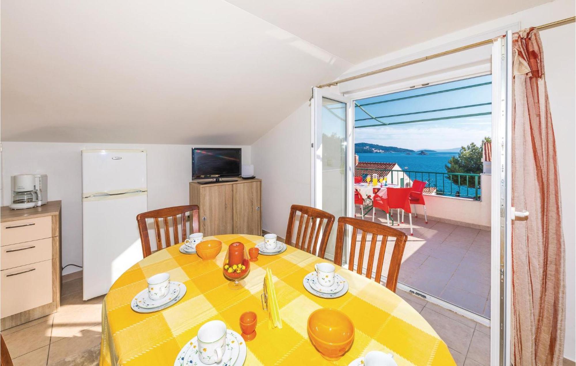 Two-Bedroom Apartment in Seget Vranjica Buitenkant foto